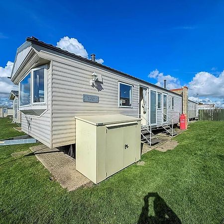 Lovely 6 Berth Caravan At Naze Marine Holiday Park In Essex Ref 17003C Walton-on-the-Naze Buitenkant foto
