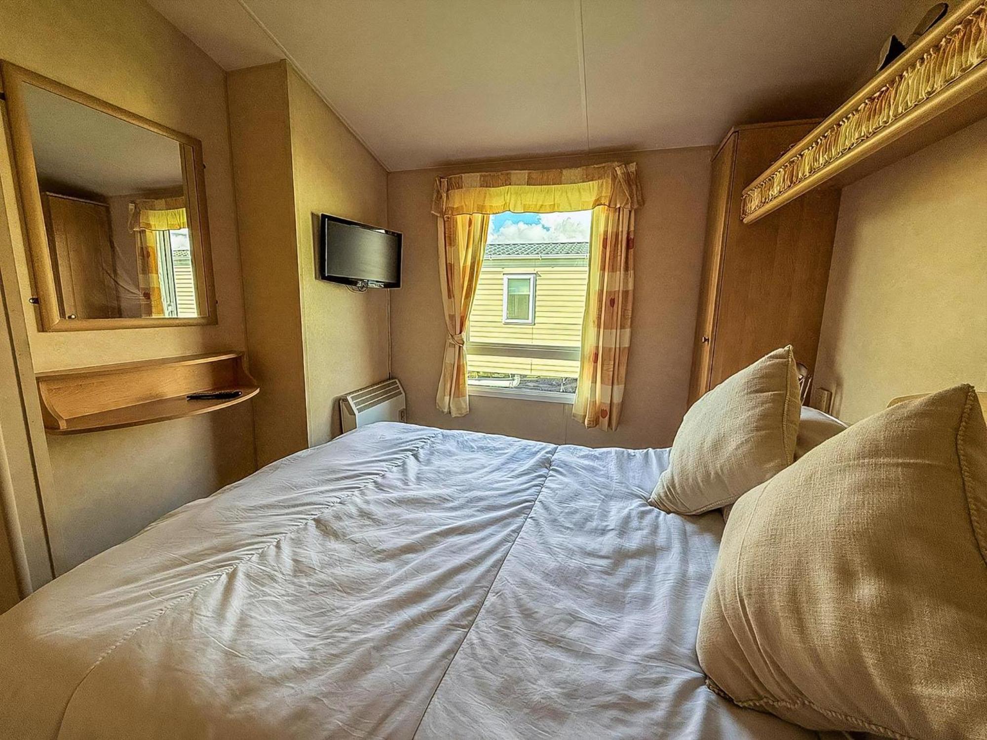 Lovely 6 Berth Caravan At Naze Marine Holiday Park In Essex Ref 17003C Walton-on-the-Naze Buitenkant foto