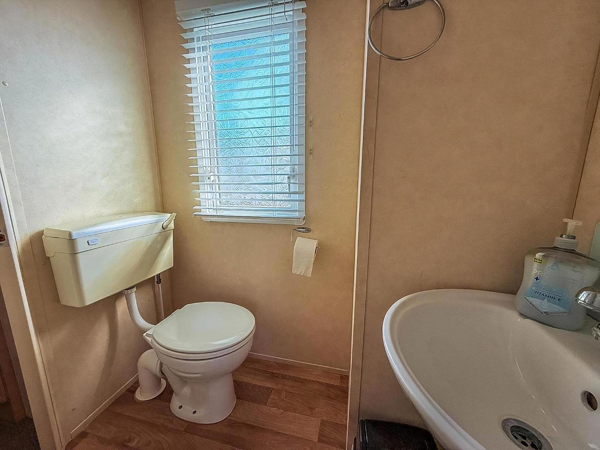 Lovely 6 Berth Caravan At Naze Marine Holiday Park In Essex Ref 17003C Walton-on-the-Naze Buitenkant foto