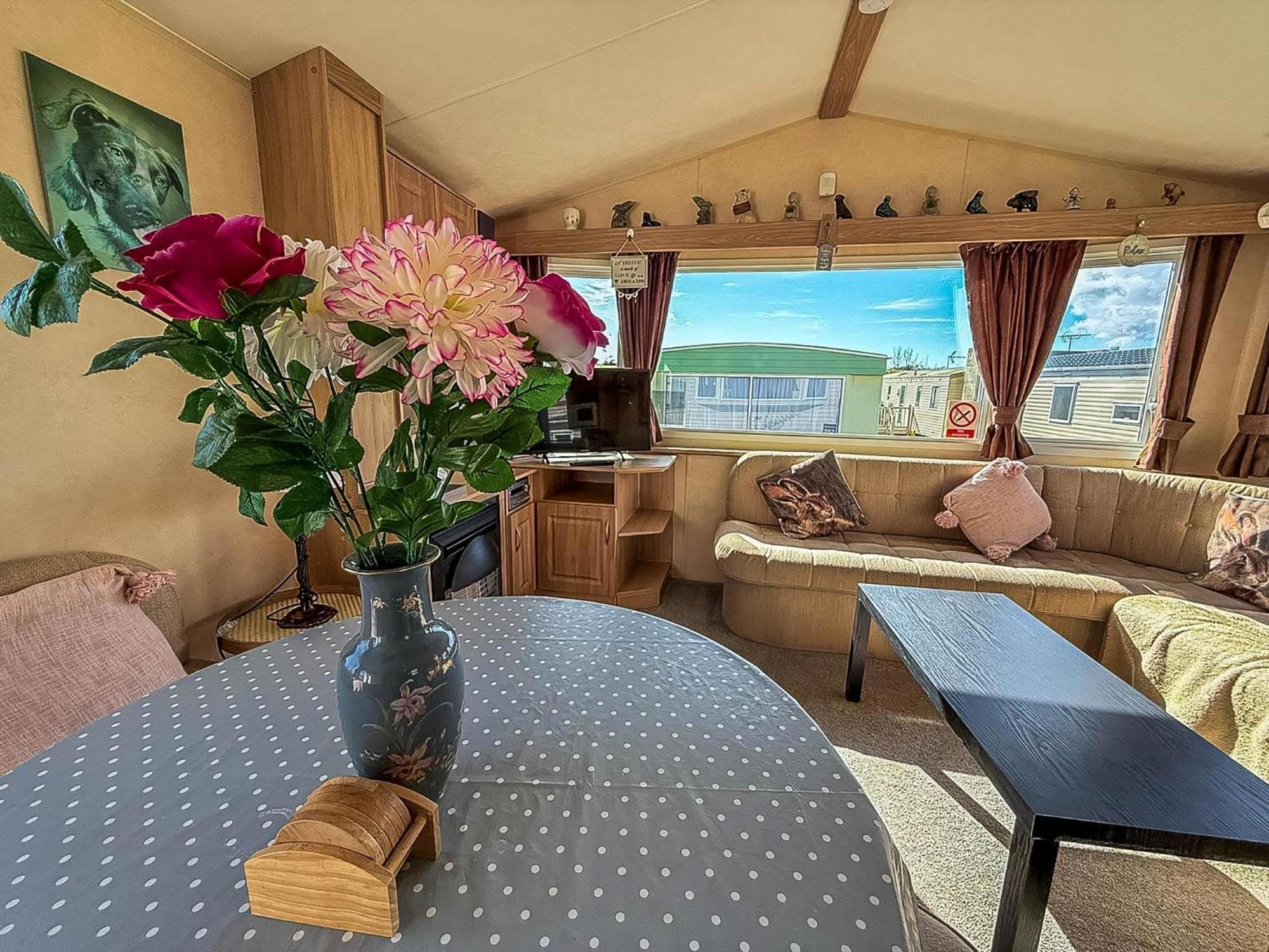 Lovely 6 Berth Caravan At Naze Marine Holiday Park In Essex Ref 17003C Walton-on-the-Naze Buitenkant foto