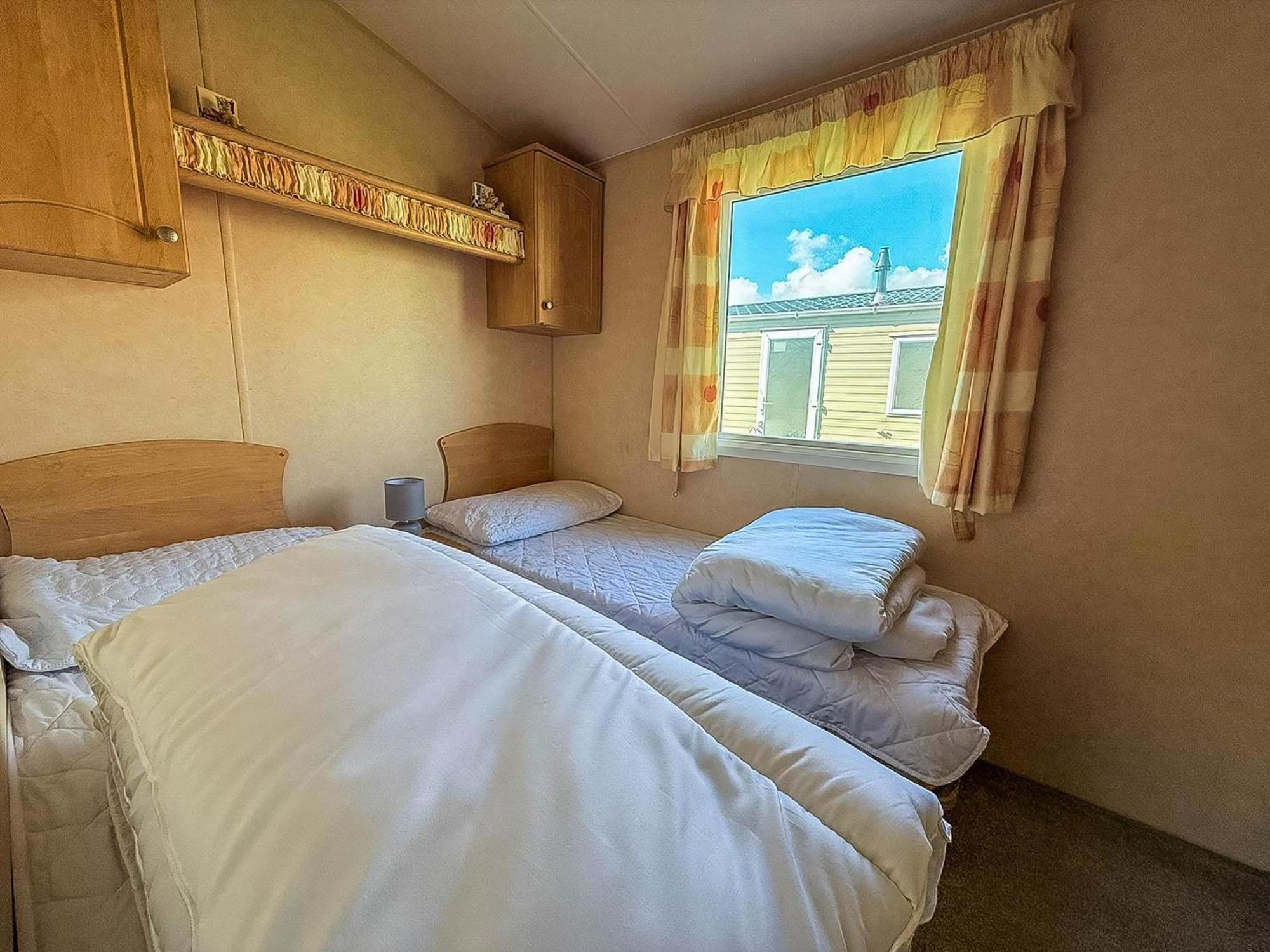 Lovely 6 Berth Caravan At Naze Marine Holiday Park In Essex Ref 17003C Walton-on-the-Naze Buitenkant foto